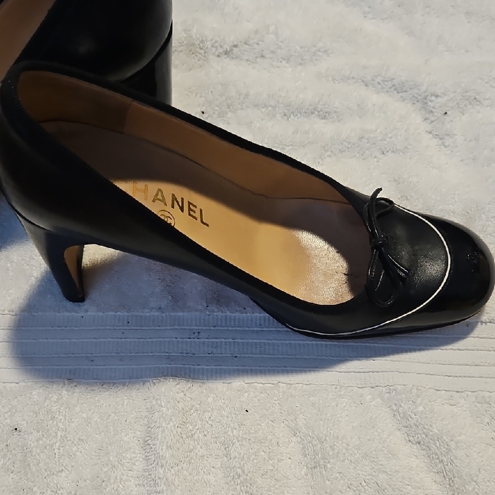 CHANEL Black Leather Ballet Flats with Contrast Trim and Bow - Picture 2 of 13